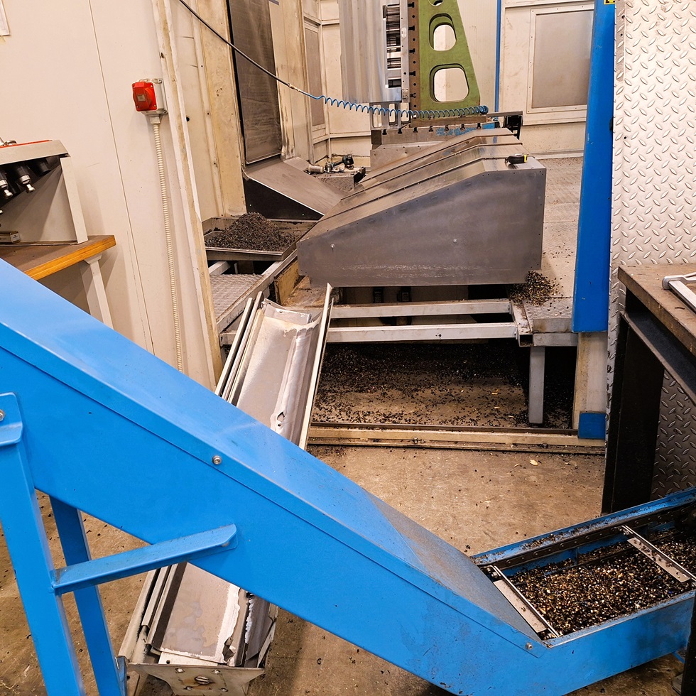 Celoten sistem odstranjevanja ostružkov od CNC stroja do transportnega traku