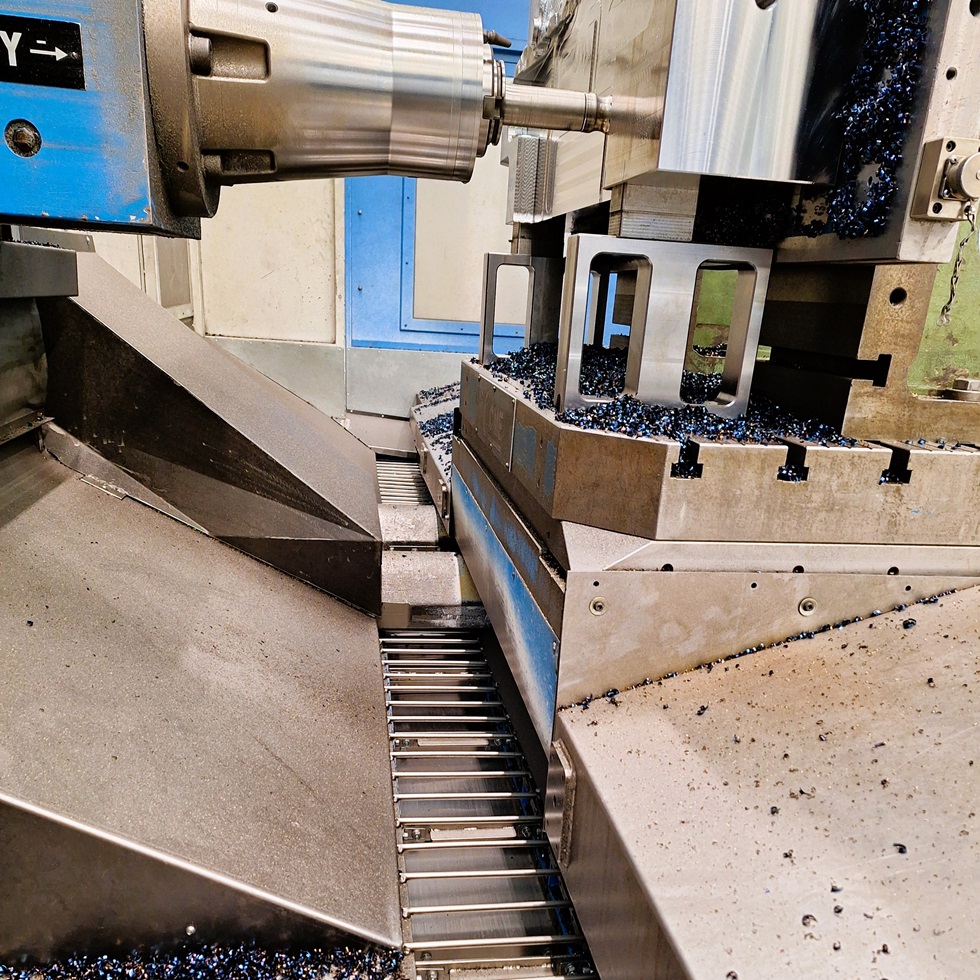 CNC obdelava z integriranim ravnim transporterjem