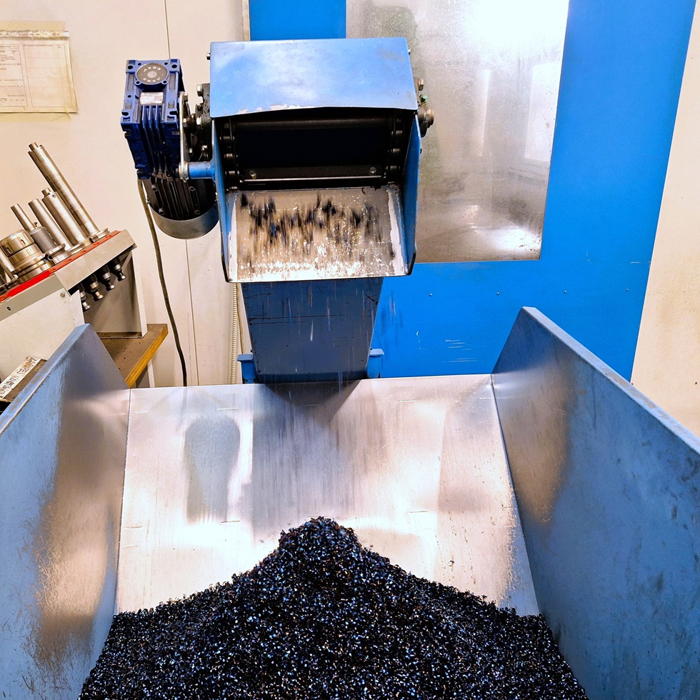 Izmet kovinski ostružkov v zbirni stroj